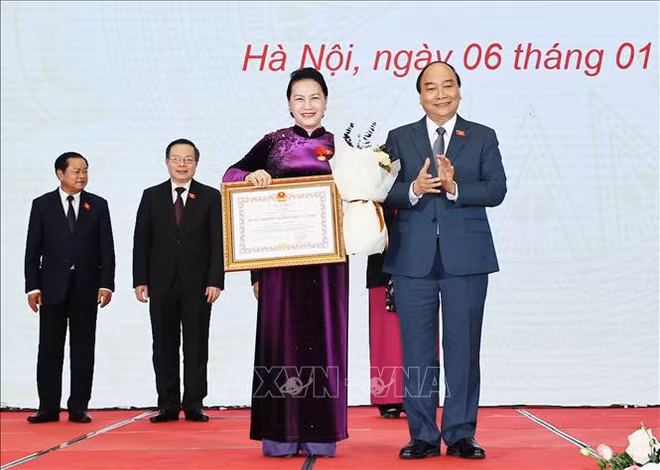 越南政府总理阮春福向国会主席阮氏金银及各位国会领导授予民族大团结勋章 ảnh 1