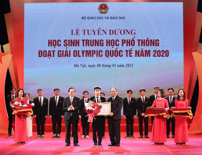阮春福总理出席2020年国际奥林匹克竞赛获奖高中生表彰大会 ảnh 1 阮春福总理出席2020年国际奥林匹克竞赛获奖高中生表彰大会 ảnh 1