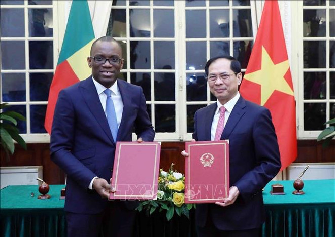 越南外长裴青山与贝宁外长巴卡里举行会谈 ảnh 1 越南外长裴青山与贝宁外长巴卡里举行会谈 ảnh 1