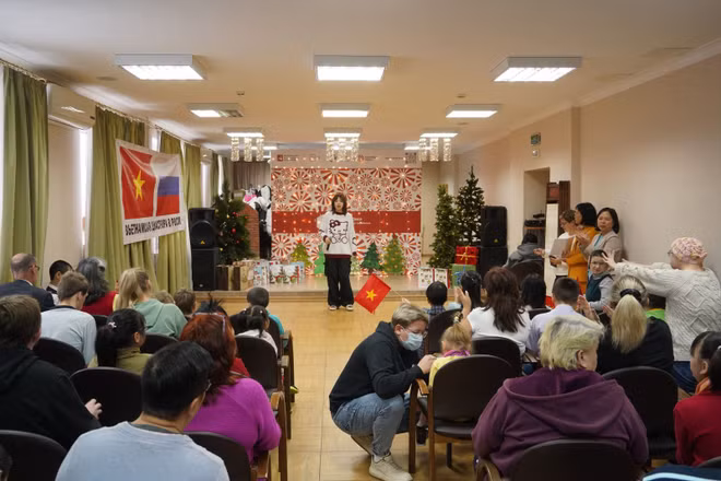 旅居莫斯科越南人向莫斯科残疾儿童发放新年慰问品 ảnh 1