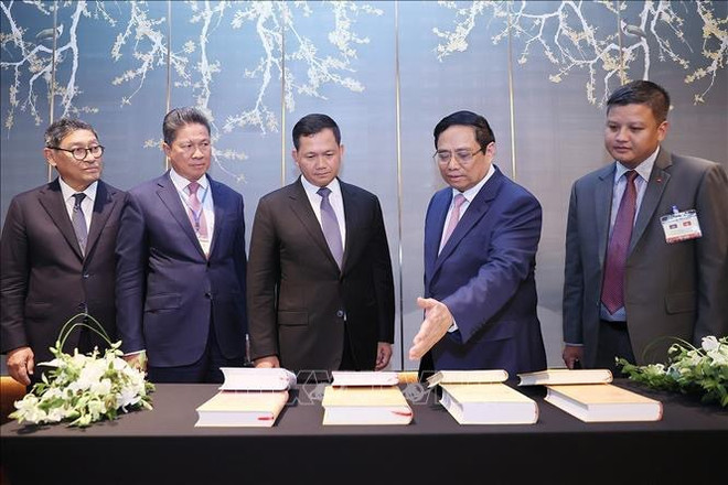 越南政府总理范明政向柬埔寨王国首相赠送阮富仲总书记的书籍 ảnh 1 越南政府总理范明政向柬埔寨王国首相赠送阮富仲总书记的书籍 ảnh 1