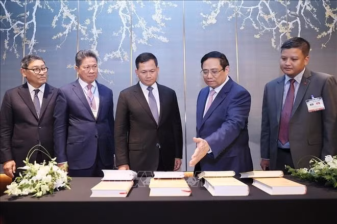 越南政府总理范明政向柬埔寨王国首相赠送阮富仲总书记的书籍 ảnh 1