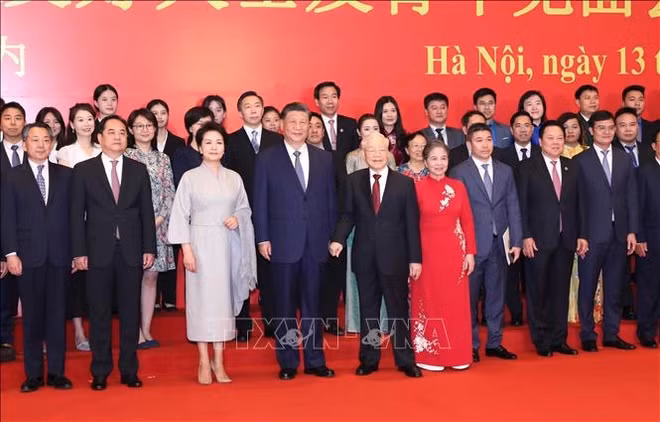 阮富仲与习近平共同会见越中青年和友好人士代表 ảnh 2