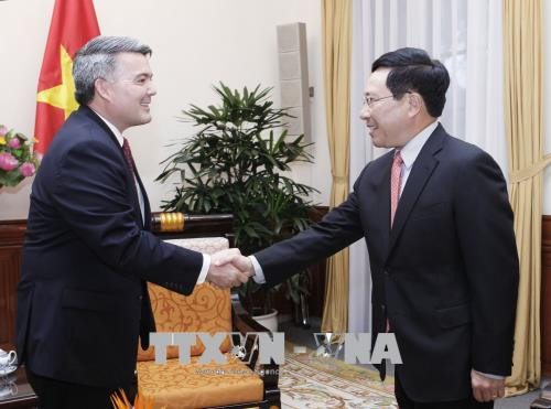 越南政府副总理兼外长范平明会见美国参议员代表团 ảnh 1 越南政府副总理兼外长范平明会见美国参议员代表团 ảnh 1