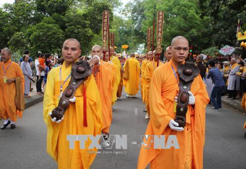 佛诞大典之际胡志明市领导走访当地若干佛教团体 ảnh 3