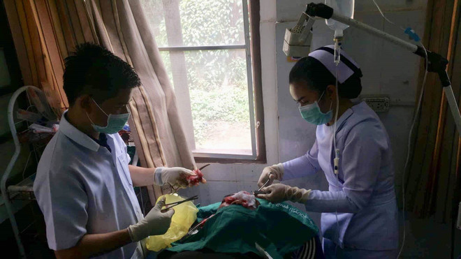 泰老归侨在老挝中部遭遇事故:伤员23日当天被送回越南继续接受治疗 ảnh 1 泰老归侨在老挝中部遭遇事故:伤员23日当天被送回越南继续接受治疗 ảnh 1