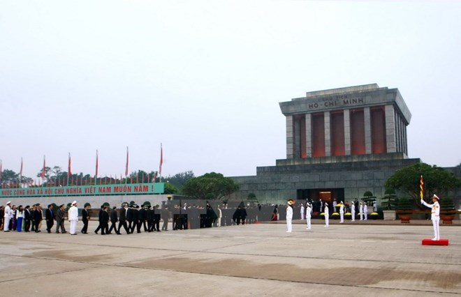 胡志明主席诞辰128周年:成千上万名游客瞻仰胡志明主席陵 ảnh 1 胡志明主席诞辰128周年:成千上万名游客瞻仰胡志明主席陵 ảnh 1