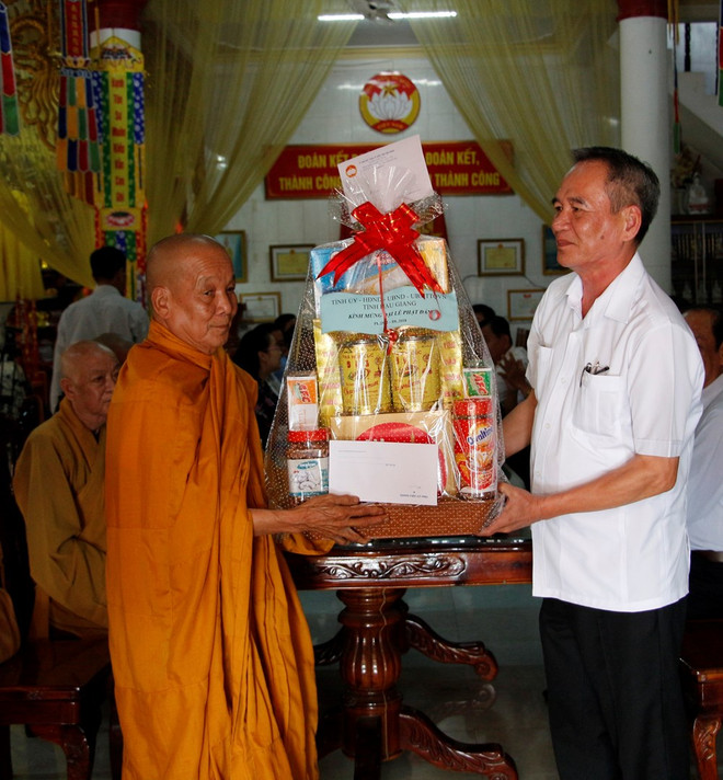 佛诞大典之际胡志明市领导走访当地若干佛教团体 ảnh 2