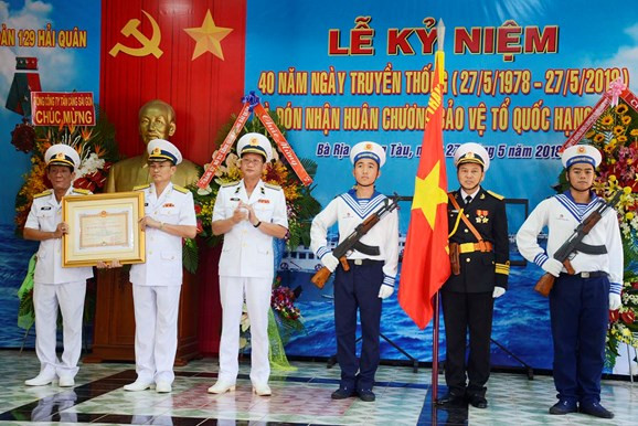 越南海军129号海团荣获一级捍卫祖国勋章 ảnh 1 越南海军129号海团荣获一级捍卫祖国勋章 ảnh 1