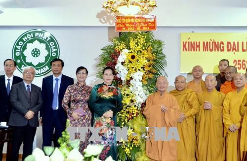 越南国会主席阮氏金银佛诞大典走访慰问胡志明市若干佛教团体 ảnh 1