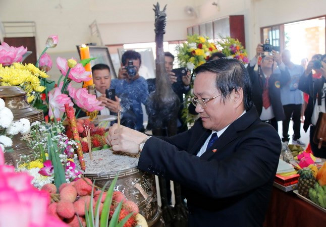 旅外越南人永远铭记胡志明主席的丰功伟绩 ảnh 2 旅外越南人永远铭记胡志明主席的丰功伟绩 ảnh 2