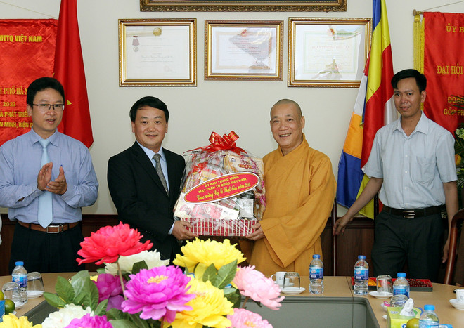 越南祖国阵线中央委员会副主席侯阿令看望慰问释宝严和尚 ảnh 2 越南祖国阵线中央委员会副主席侯阿令看望慰问释宝严和尚 ảnh 2
