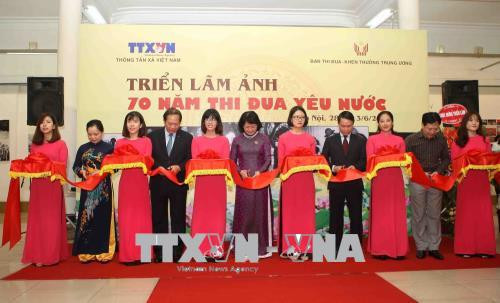 “爱国竞赛运动70周年”图片展正式开展 国家副主席邓氏玉盛出席并剪彩 ảnh 1