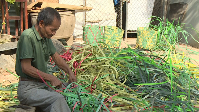 岘港老农变废为宝:利用塑料带编织垃圾筐 ảnh 1 岘港老农变废为宝:利用塑料带编织垃圾筐 ảnh 1