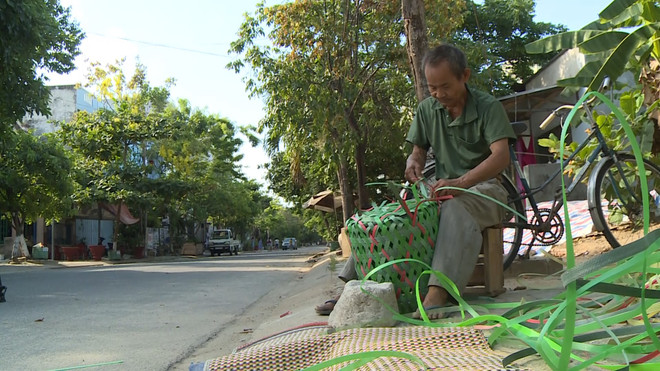 岘港老农变废为宝:利用塑料带编织垃圾筐 ảnh 2 岘港老农变废为宝:利用塑料带编织垃圾筐 ảnh 2