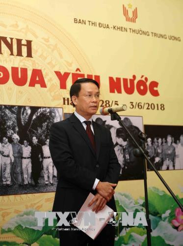 “爱国竞赛运动70周年”图片展正式开展 国家副主席邓氏玉盛出席并剪彩 ảnh 2