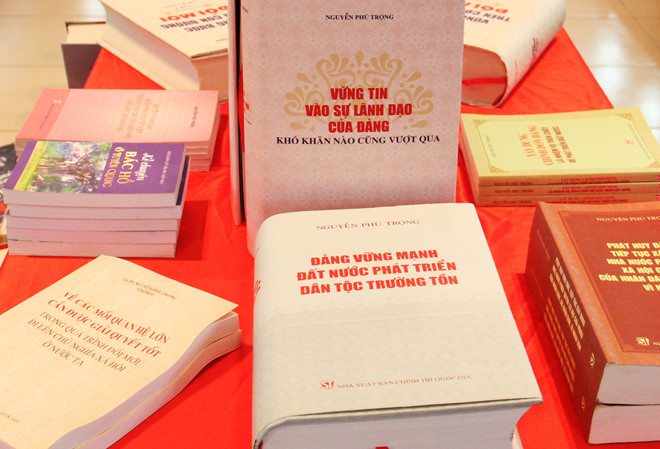 阮富仲总书记的《坚信党的领导,克服任何困难》书籍正式出版发行 ảnh 1 阮富仲总书记的《坚信党的领导,克服任何困难》书籍正式出版发行 ảnh 1