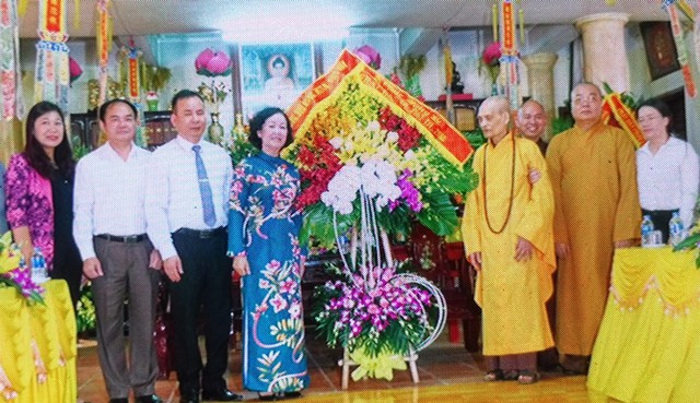 越共中央民运部部长张氏梅走访慰问越南佛教教会证明理事会法主 ảnh 1 越共中央民运部部长张氏梅走访慰问越南佛教教会证明理事会法主 ảnh 1