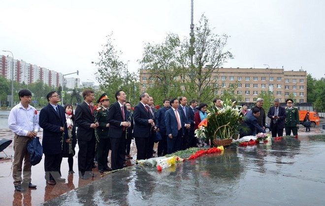 胡志明市市委书记敬香缅怀胡志明主席 ảnh 1