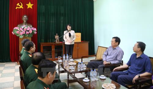 越南国家副主席邓氏玉盛:保卫胡志明主席遗体是无上光荣的任务 ảnh 1 越南国家副主席邓氏玉盛:保卫胡志明主席遗体是无上光荣的任务 ảnh 1