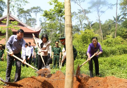 越南国家副主席邓氏玉盛:保卫胡志明主席遗体是无上光荣的任务 ảnh 3 越南国家副主席邓氏玉盛:保卫胡志明主席遗体是无上光荣的任务 ảnh 3