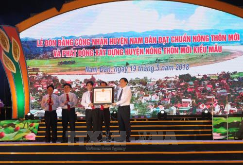 胡志明主席诞辰128周年:乂安省南坛县荣获新农村建设标准达标县证书 ảnh 1 胡志明主席诞辰128周年:乂安省南坛县荣获新农村建设标准达标县证书 ảnh 1