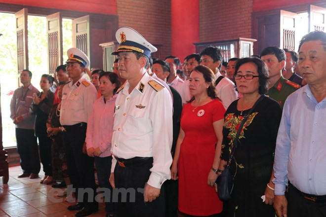 长沙岛县军民敬香缅怀胡志明主席 ảnh 1 长沙岛县军民敬香缅怀胡志明主席 ảnh 1