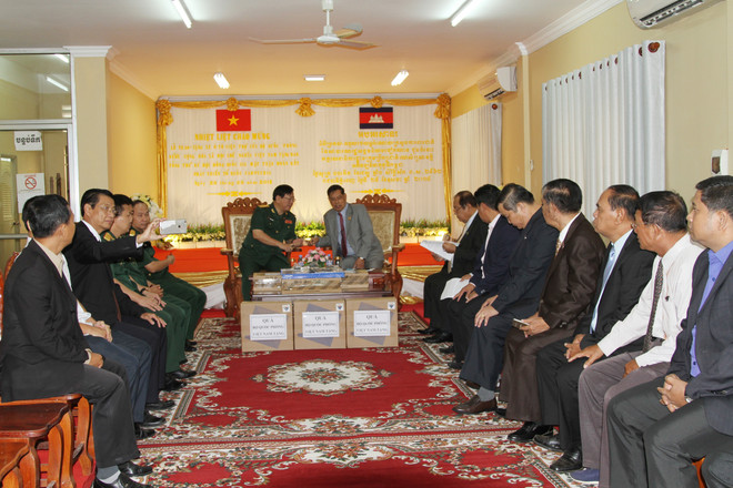 越南向柬埔寨祖国团结发展阵线赠送汽车和电脑 ảnh 1 越南向柬埔寨祖国团结发展阵线赠送汽车和电脑 ảnh 1