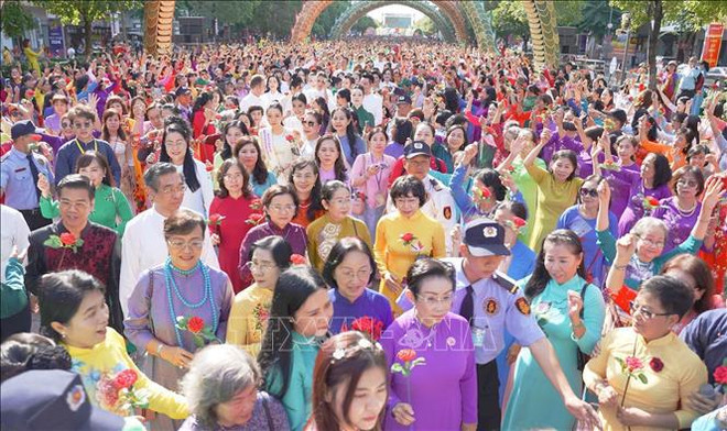 超5000名身穿奥黛的妇女参加“我爱越南奥黛”游行活动 ảnh 1