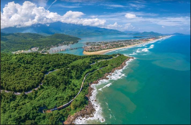 岘港-顺化旅游专列带游客领略陵姑湾之美 ảnh 1