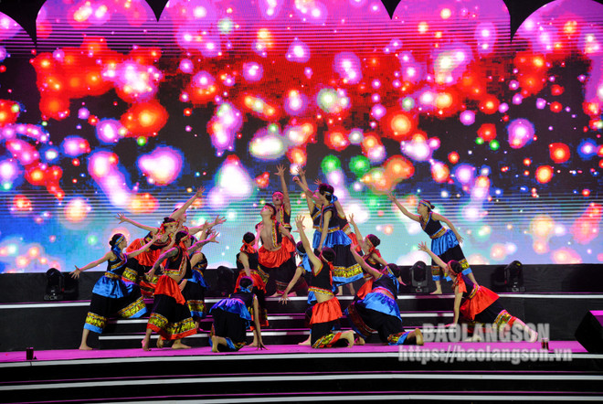 越南谅山省与中国广西凭祥市举行文艺交流活动 ảnh 2