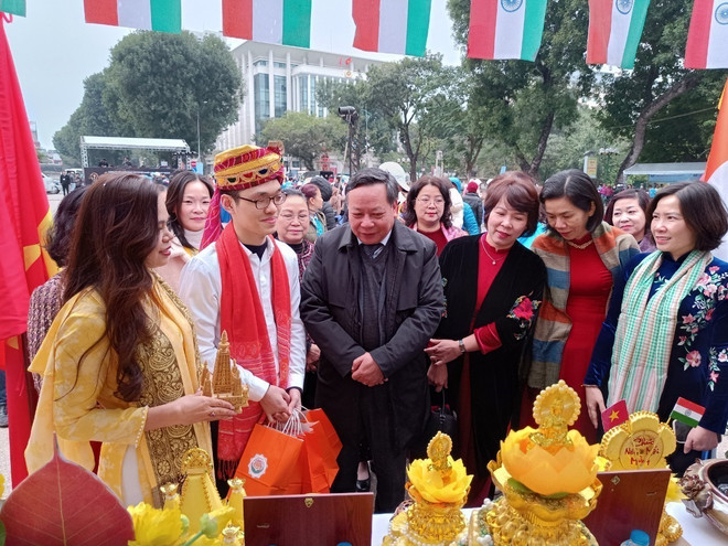 通过“首都妇女致力于和平与发展”节推介河内特色文化 ảnh 1