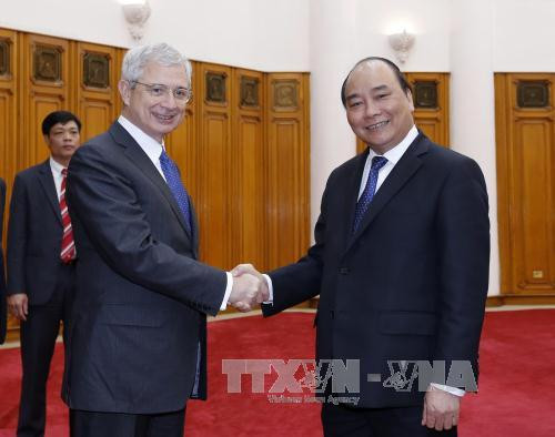 越南政府副总理阮春福会见法国国民议会议长克劳德•巴尔托洛内 ảnh 1 越南政府副总理阮春福会见法国国民议会议长克劳德•巴尔托洛内 ảnh 1