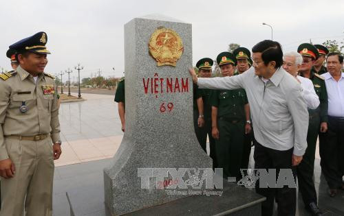 越南国家主席看望平福省禄宁边界县战士和同胞 ảnh 1 越南国家主席看望平福省禄宁边界县战士和同胞 ảnh 1