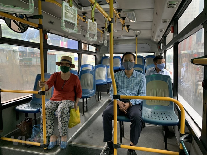 组图:河内公交车恢复运营后乘车的旅客很少 ảnh 5 组图:河内公交车恢复运营后乘车的旅客很少 ảnh 5