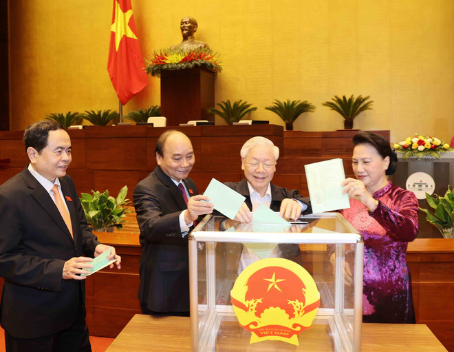 王廷惠同志以98.54%赞成票当选越南国会主席 ảnh 1