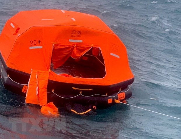 巴拿马籍货轮在平顺省富贵岛附近沉没事故：紧急搜寻2名失踪船员 ảnh 1