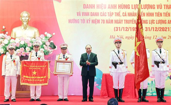 越南政府总理阮春福向公安部安全调查局授予人民武装力量英雄称号 ảnh 1 越南政府总理阮春福向公安部安全调查局授予人民武装力量英雄称号 ảnh 1