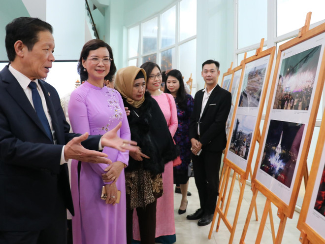 东盟共同体纪录片与图片展在平福省开展 ảnh 2 东盟共同体纪录片与图片展在平福省开展 ảnh 2