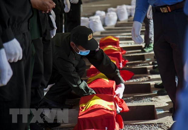 坚江省举行在柬牺牲越南烈士遗骸追悼会和安葬仪式 ảnh 1 坚江省举行在柬牺牲越南烈士遗骸追悼会和安葬仪式 ảnh 1