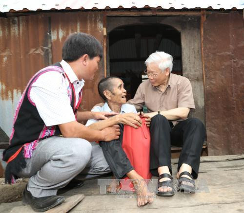 越共中央总书记阮富仲走访嘉莱省特困乡 ảnh 1 越共中央总书记阮富仲走访嘉莱省特困乡 ảnh 1