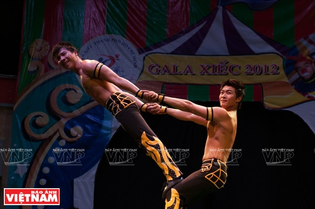 越南“杂技王子俩”(组图) ảnh 15 越南“杂技王子俩”(组图) ảnh 15