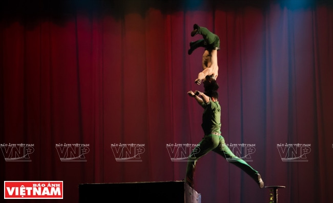 越南“杂技王子俩”(组图) ảnh 12 越南“杂技王子俩”(组图) ảnh 12