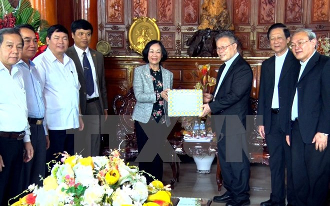 越共中央民运部长张氏梅看望慰问承天顺化省信教群众 ảnh 1