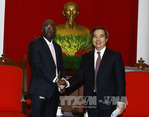 中央经济部部长阮文平会见世行驻越首席代表 ảnh 1