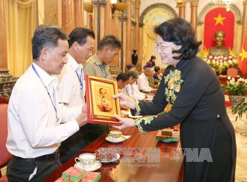 越南国家副主席邓氏玉盛会见后江省革命有功者代表团 ảnh 2