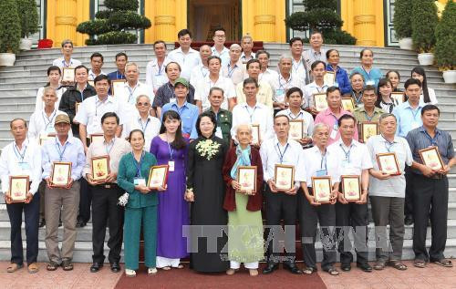 越南国家副主席邓氏玉盛会见后江省革命有功者代表团 ảnh 1