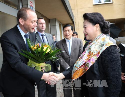 国会主席阮氏金银走访捷克卡罗维发利州 ảnh 1