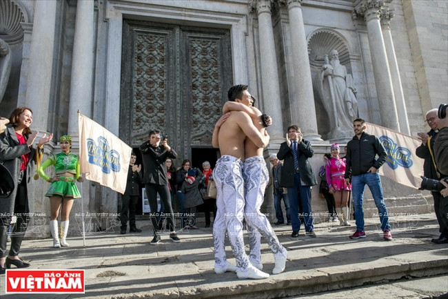 越南“杂技王子俩”(组图) ảnh 6 越南“杂技王子俩”(组图) ảnh 6