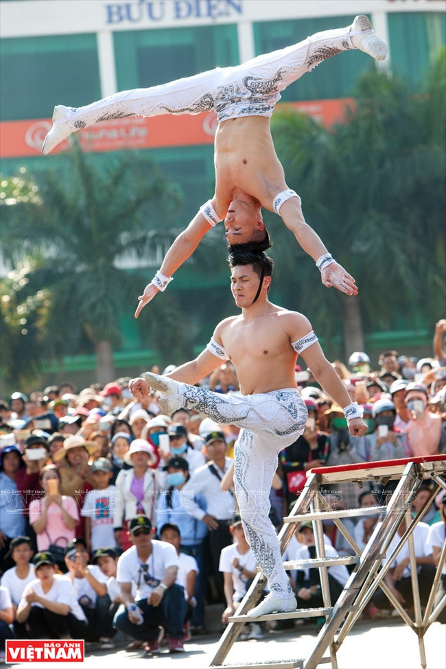 越南“杂技王子俩”(组图) ảnh 20 越南“杂技王子俩”(组图) ảnh 20
